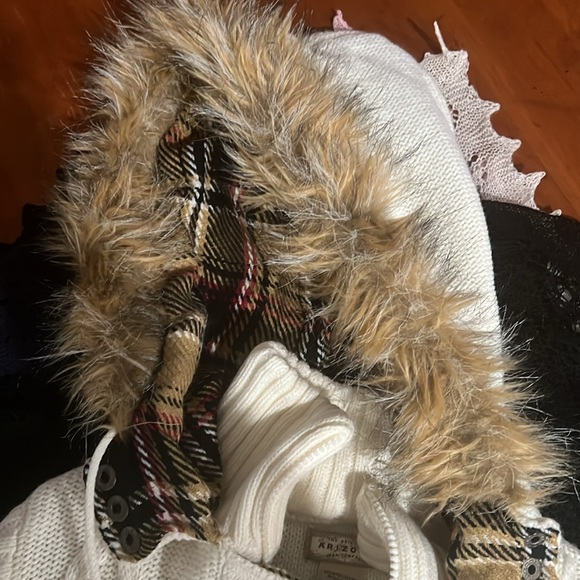 Cute faux fur sweater with hood - Picture 3 of 4